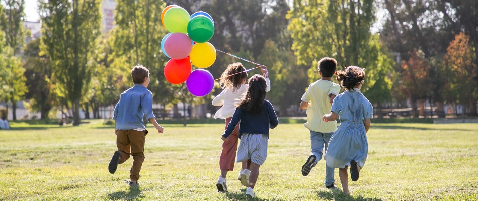 Sozial-emotionale Entwicklung: Wie Kinder lernen, mit sich selbst und anderen umzugehen. Kinder rennen auf der Wiese